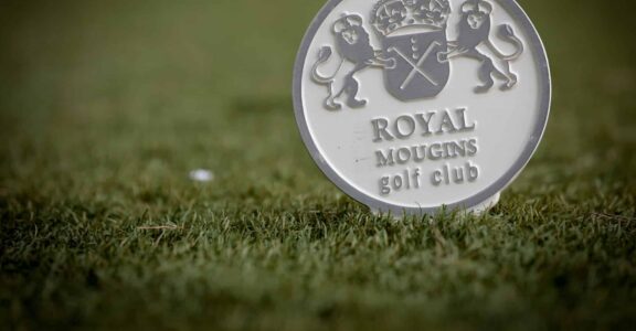Marqueur "Royal Mougins Golf Club" sur herbe.