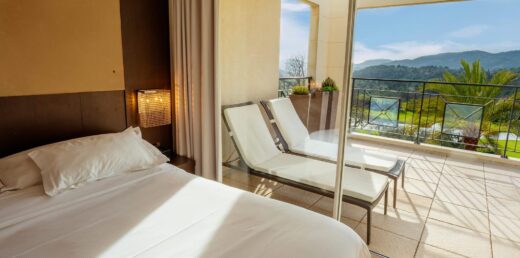 Chambre avec balcon offrant vue montagne spectaculaire.