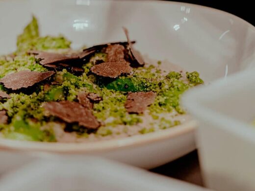 Assiette composée de légumes verts et champignons.