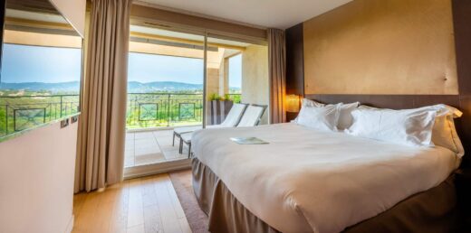 Chambre avec grand lit, balcon vue collines.